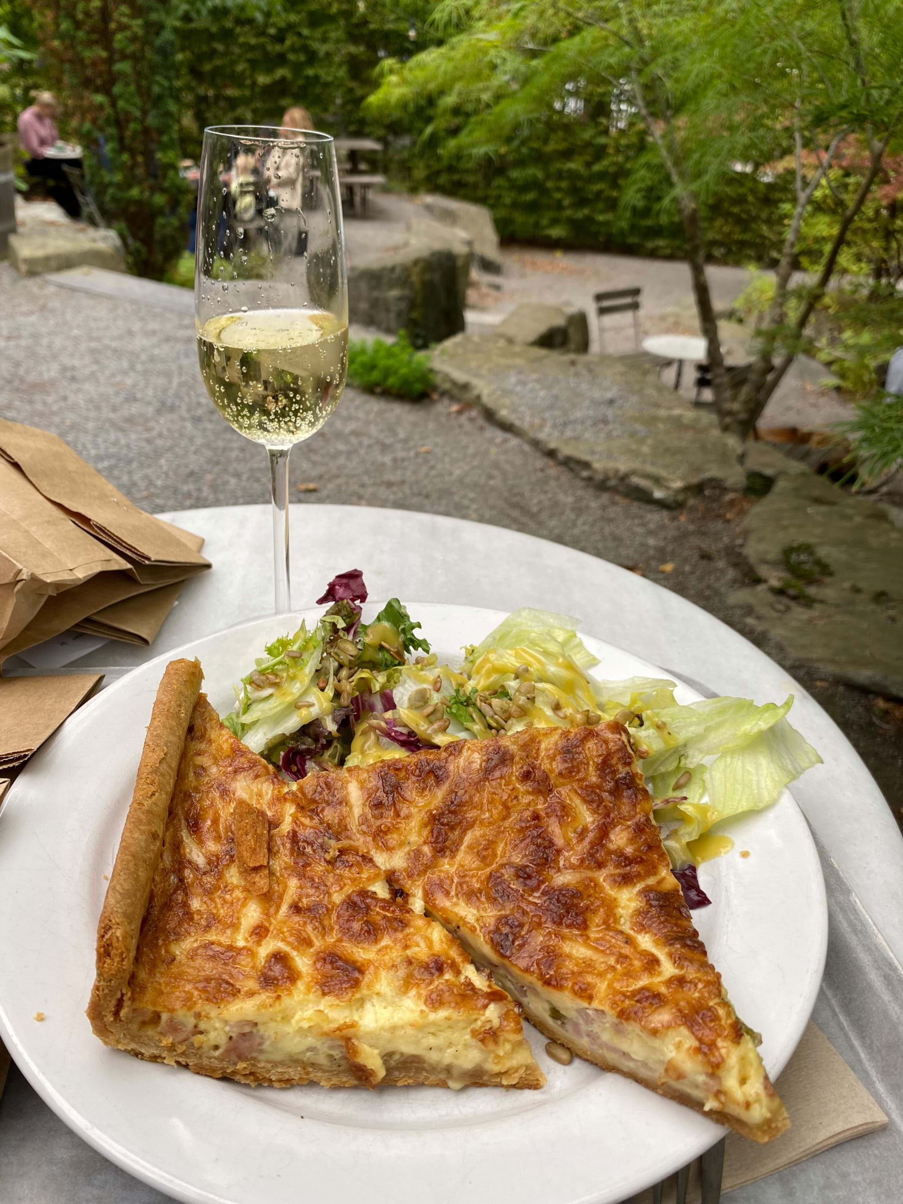 🥧 + 🥂= perfekt trädgårdscafé lunch👌🏼 – Bild från Zetas Trädgård av Anna L. (2024-10-12)