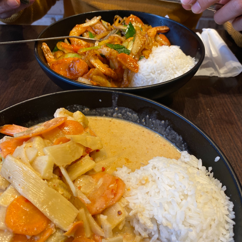 Röd curry med scampi och Thao wok med cashew och räkor - Photo from Tamarine by Madiha S.