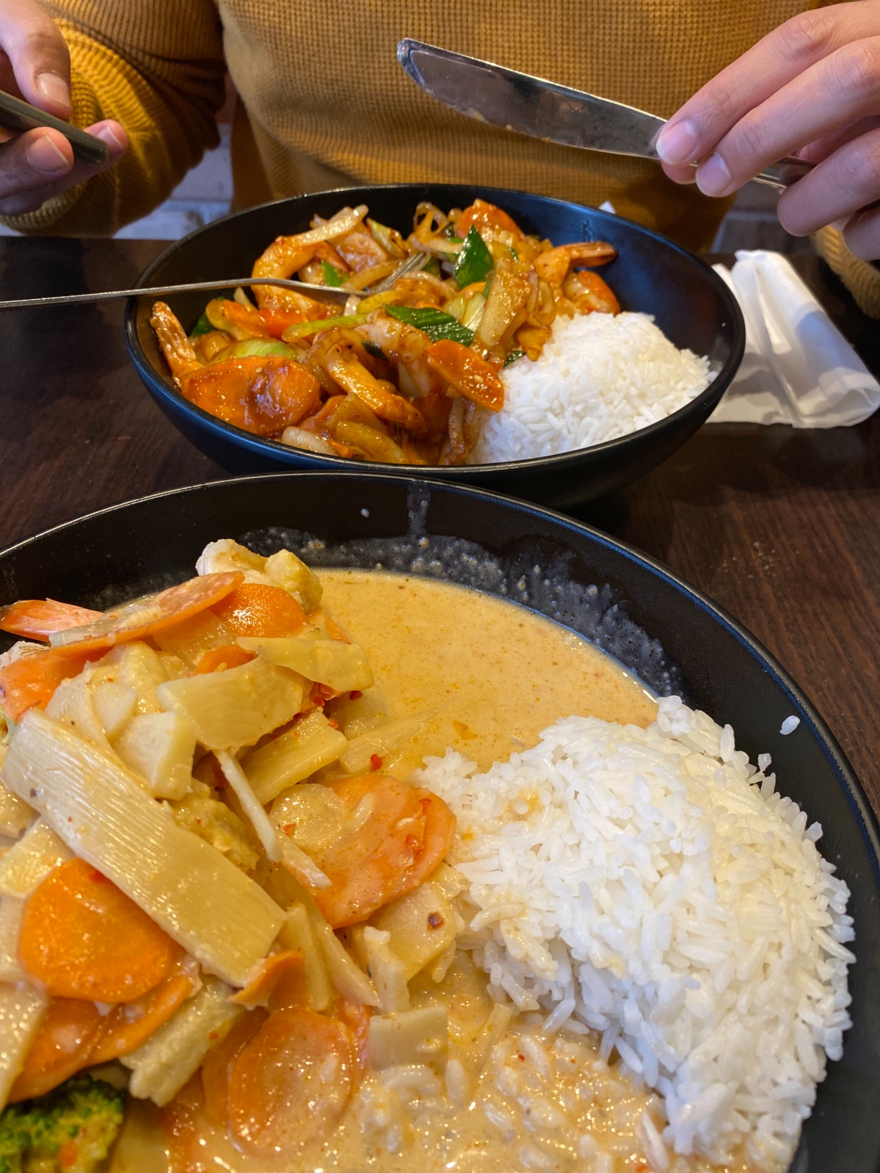 Röd curry med scampi och Thao wok med cashew och räkor – Bild från Tamarine av Madiha S. (2021-09-30)