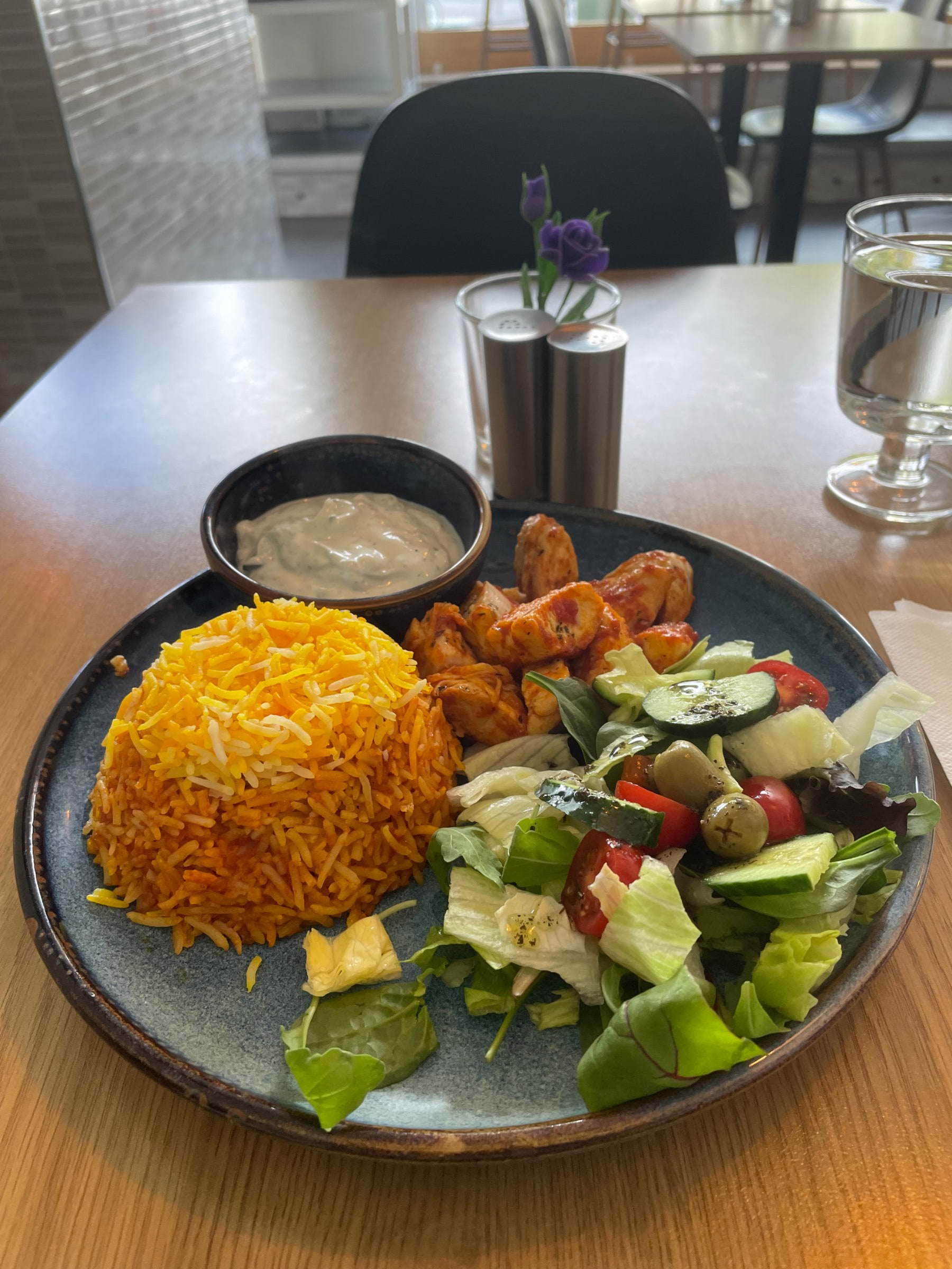 Lunch, kyckling med ris – Bild från Tajrish av Omid S. (2022-09-22)