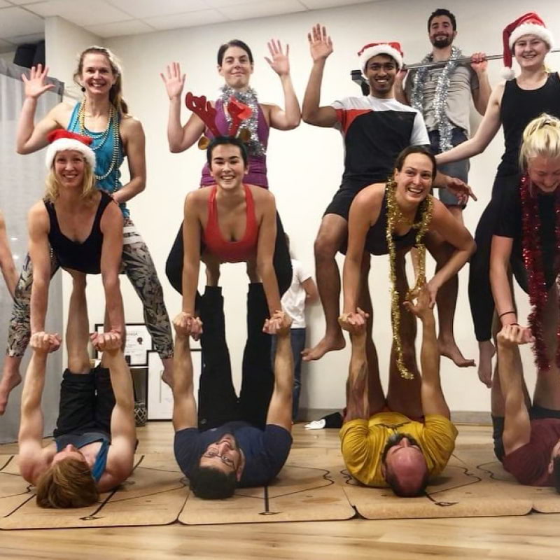 En grupp människor som gör yoga tillsammans – Bild från The Gremlin Society av Stefania G.