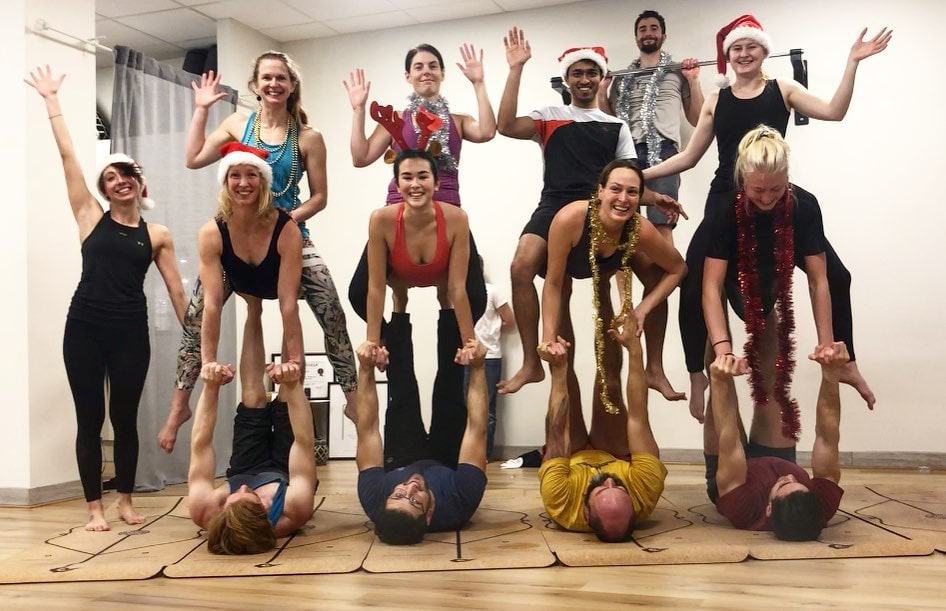En grupp människor som gör yoga tillsammans – Bild från The Gremlin Society av Stefania G. (2022-03-23)
