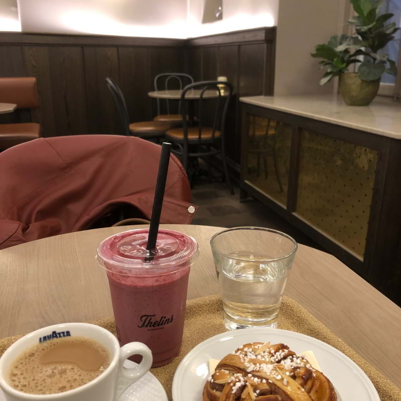 Frukostfika för 55kr! Valfri bulle och 2koppar kaffe, ”drottning smoothie” ingick ej, köptes till! – Bild från Thelins Konditori Östermalmstorg av Anna L. (2022-10-10)