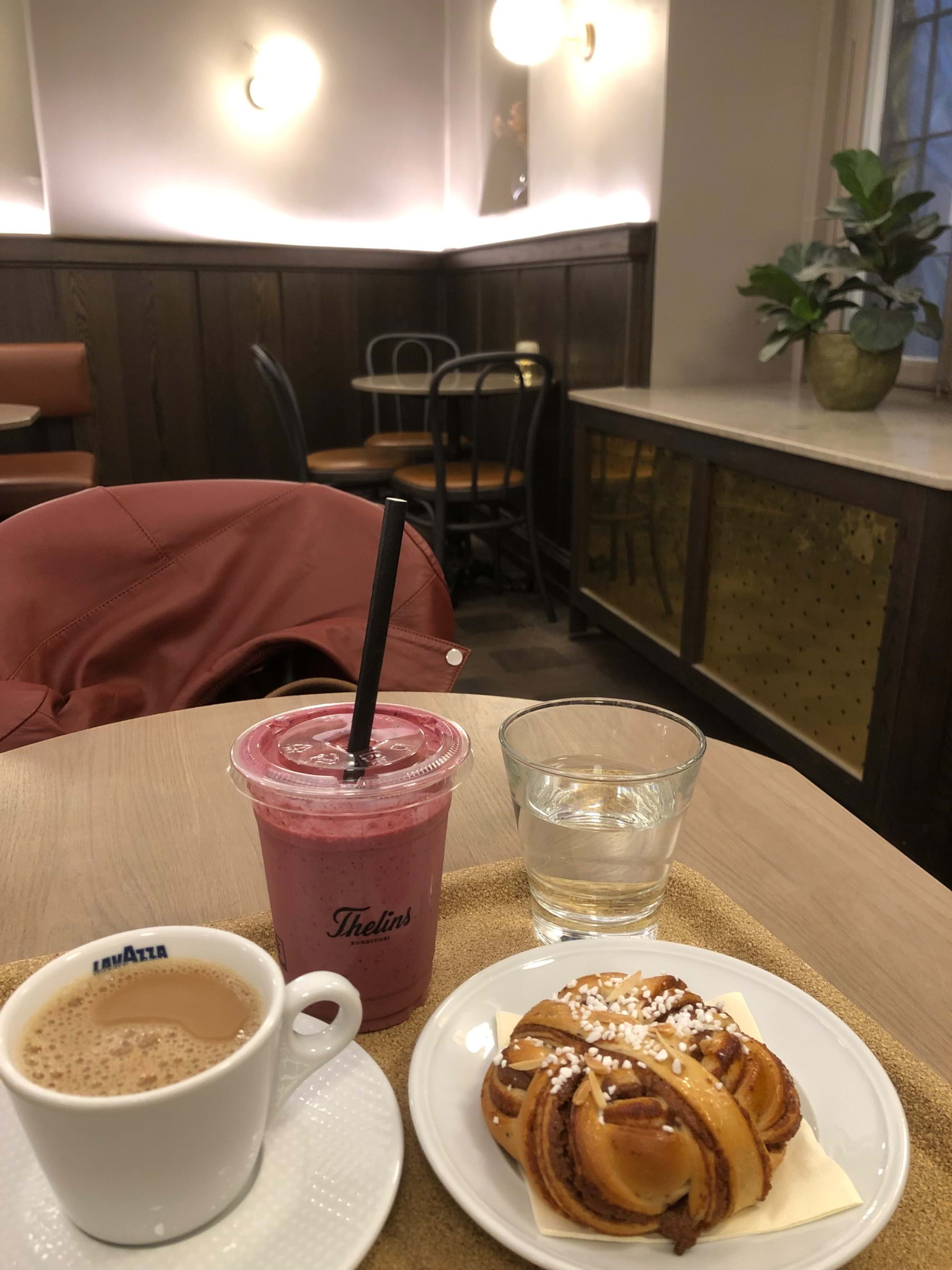 Frukostfika för 55kr! Valfri bulle och 2koppar kaffe, ”drottning smoothie” ingick ej, köptes till! – Bild från Thelins Konditori Östermalmstorg av Anna L. (2022-10-10)