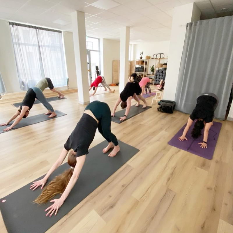 Människor som göra yoga på The Gremlin Society – Bild från The Gremlin Society av Stefania G.