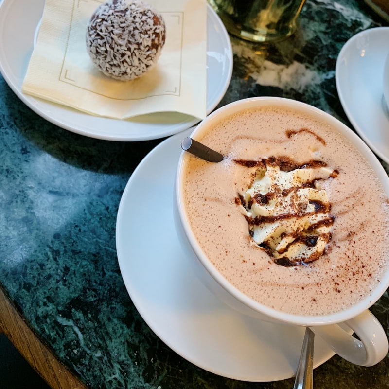 Chokladboll och en kopp varm choklad – Bild från Thelins Grand Café & Vinbar av Caroline S. (2021-01-04)