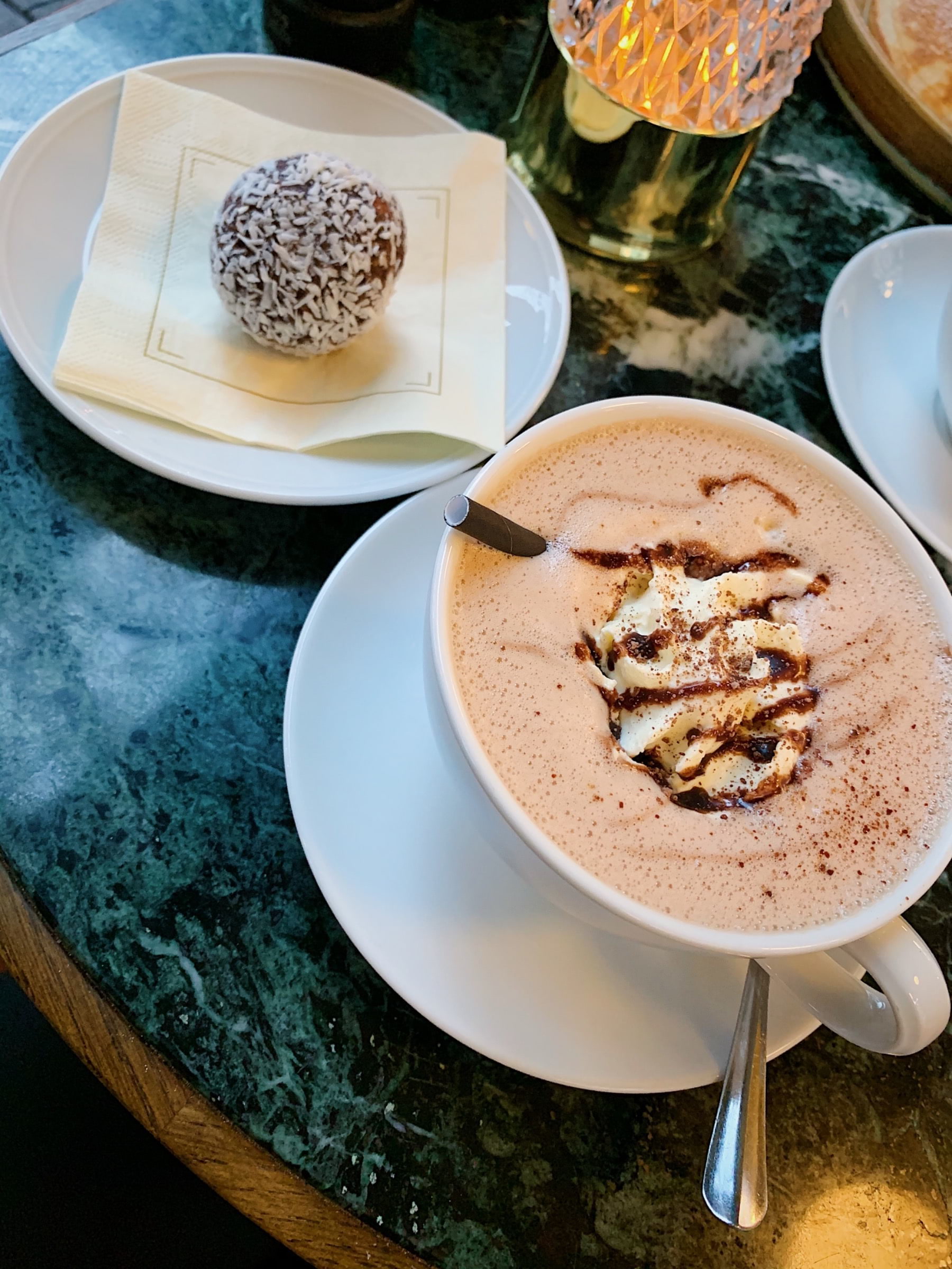 Chokladboll och en kopp varm choklad – Bild från Thelins Grand Café & Vinbar av Caroline S. (2021-01-04)