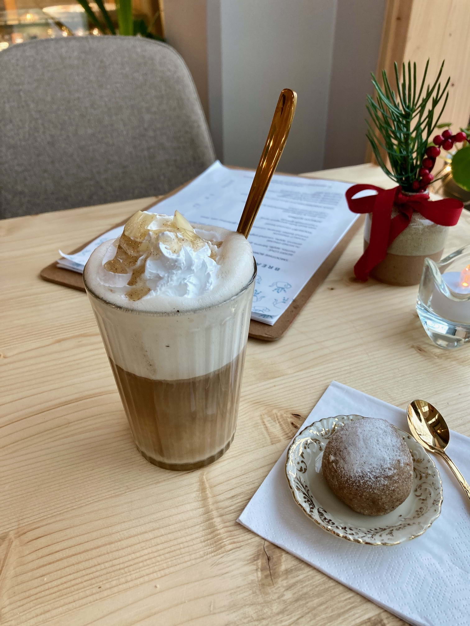 semla latt&eacute; med raw semla boll &ndash; Photo from Hey Lucie! by Lucie&nbsp;R. (11/02/2026)