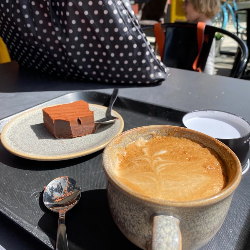 Brownie med mörk choklad & cappuccino  – Photo from Vallentuna Stenugnsbageri Centrum by Madiha S. (28/05/2021)