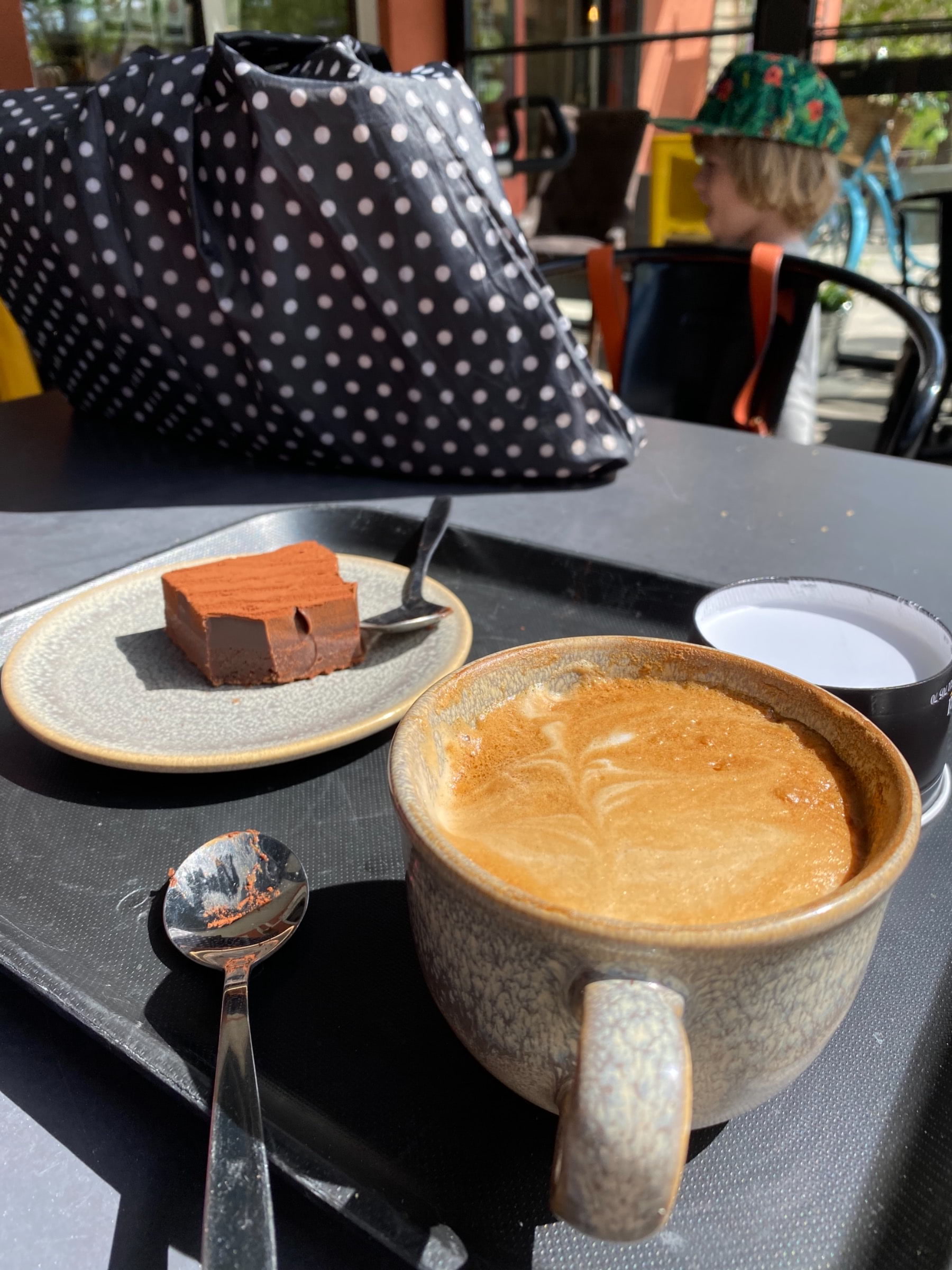 Brownie med mörk choklad & cappuccino  – Photo from Vallentuna Stenugnsbageri Centrum by Madiha S. (28/05/2021)