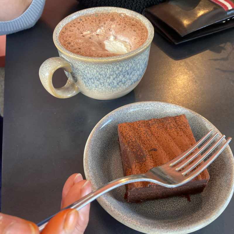 Brownie med varm choklad – Bild från Vallentuna Stenugnsbageri av Madiha S.