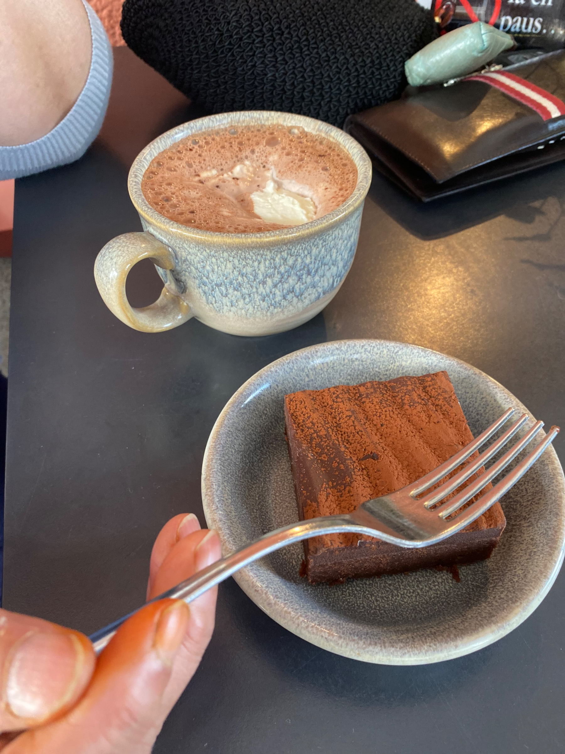 Brownie med varm choklad – Bild från Vallentuna Stenugnsbageri Centrum av Madiha S. (2022-07-14)