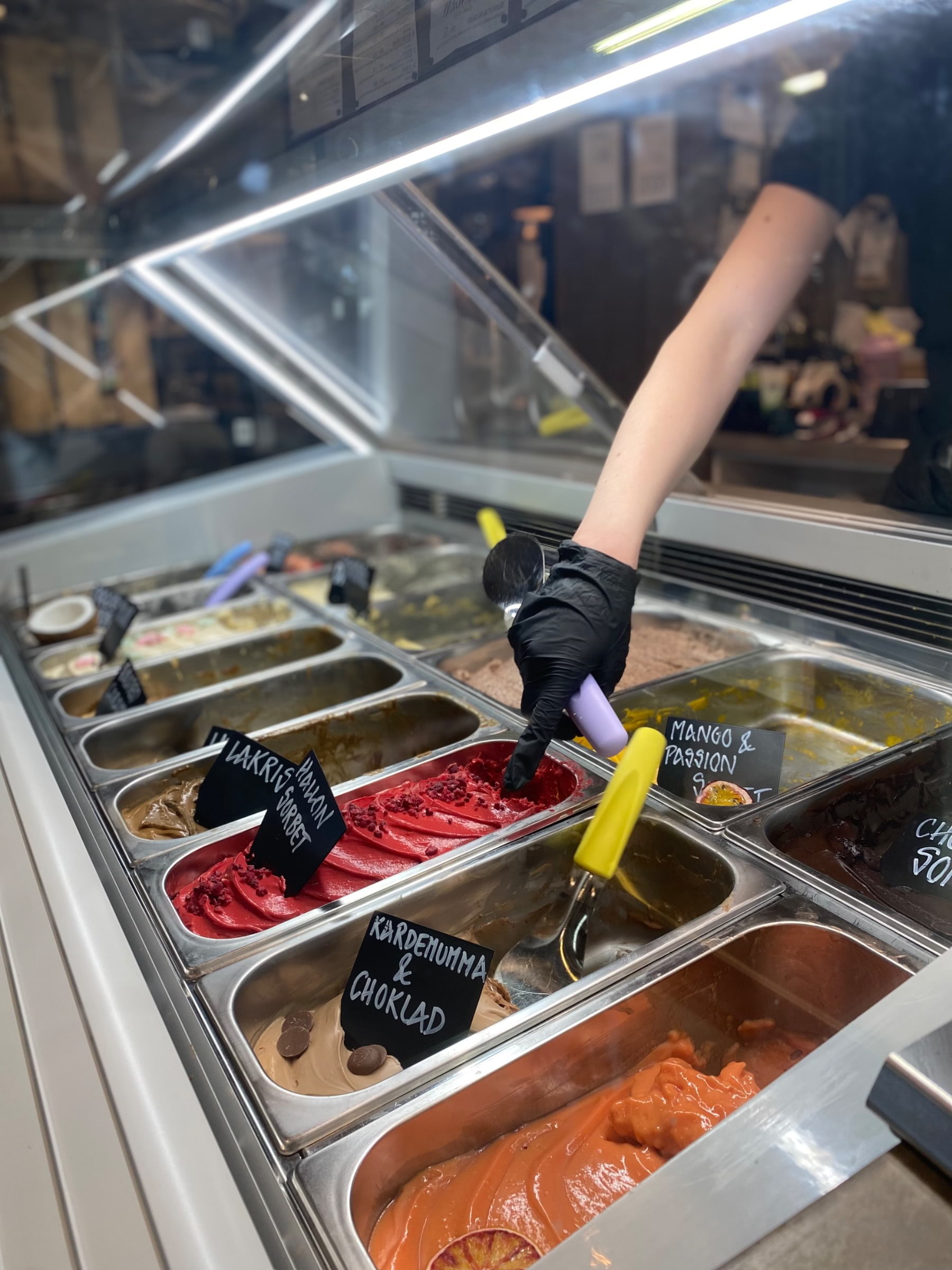 Gudomligt, unika gelato smak – Photo from Vallentuna Stenugnsbageri Centrum by Madiha S. (31/05/2022)