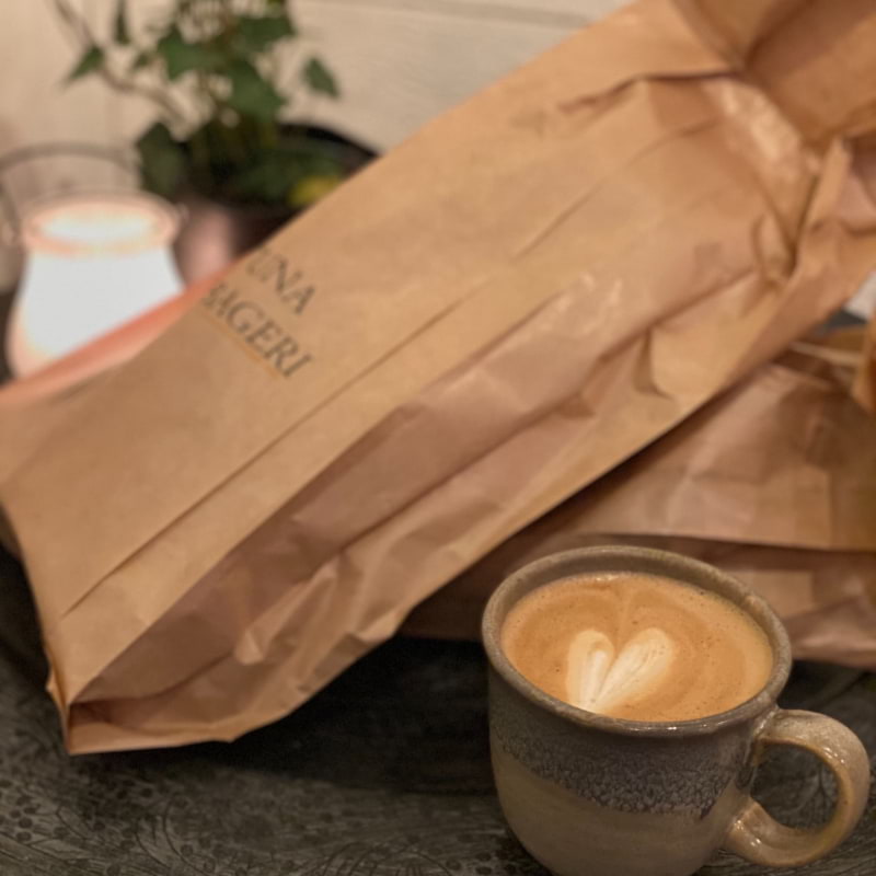 Förköpt mig. Tog en kaffe samtidigt.  – Bild från Vallentuna Stenugnsbageri av Katrin N.