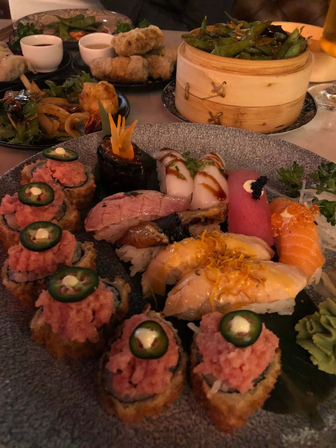 En halv tempurarulle och en blandad sushi – Bild från Wäng Izakaya av Adam L. (2018-10-01)