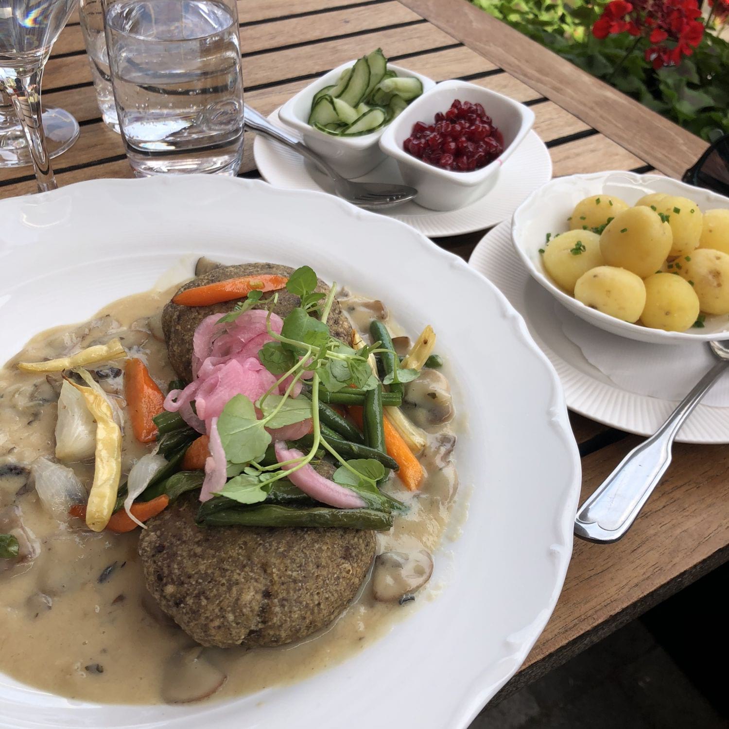 Veganbiffar med svampsås, potatis, lingon och pressgurka – Bild från Wärdshuset Ulla Winbladh av Sophie E. (2018-10-17)