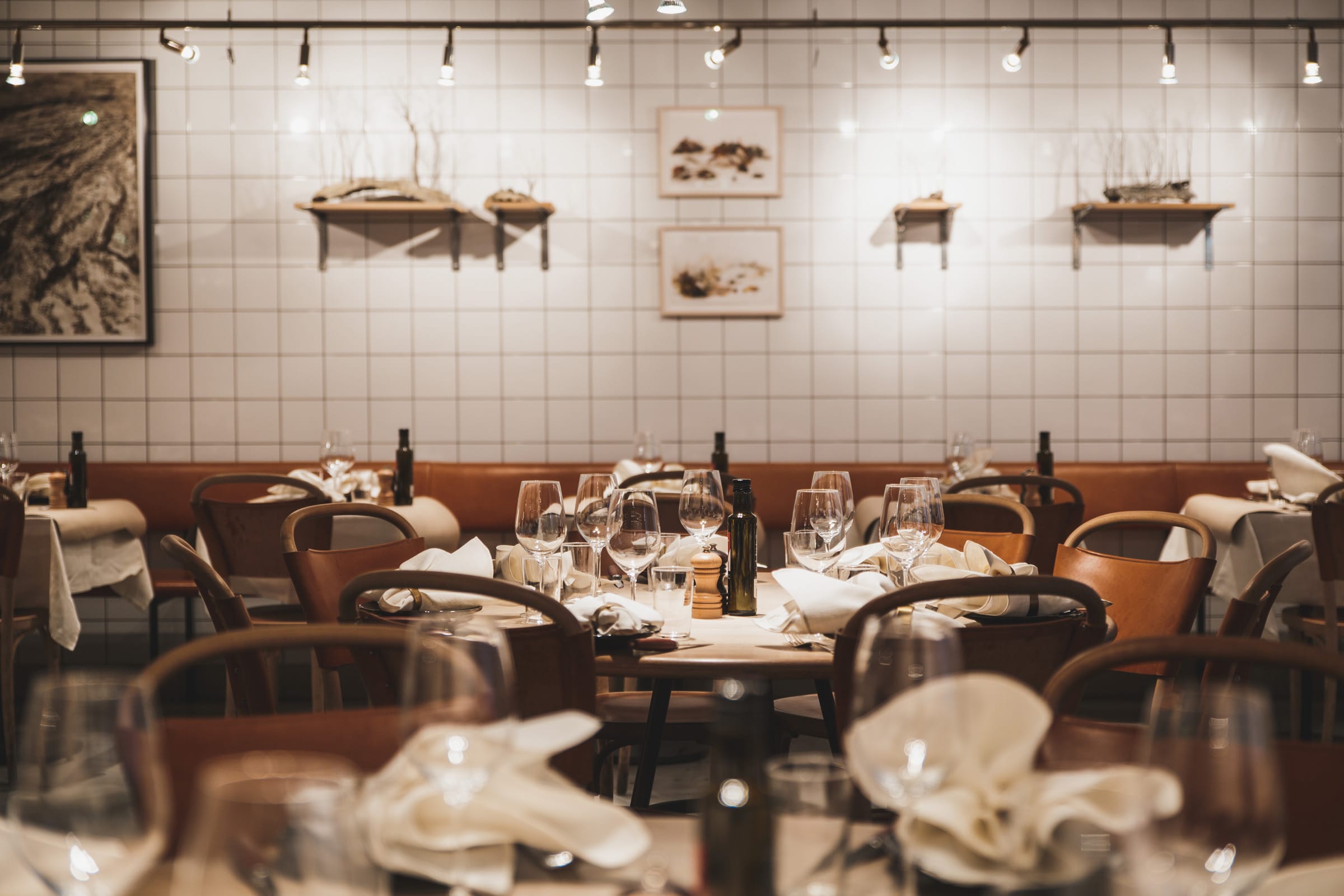 Interiör av en restaurang med uppdukade bord